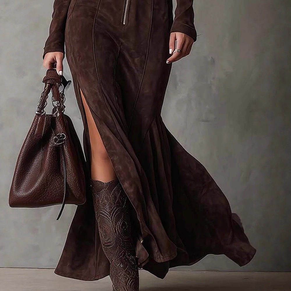Robe zippée manches longues café, détail de la fente et des bottes, vue de face