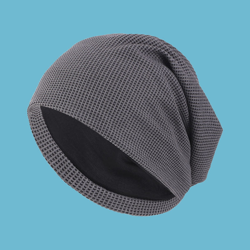 Bonnet en coton gris, porté