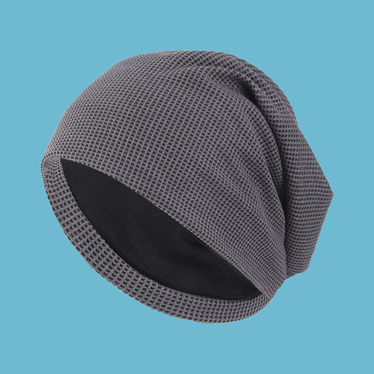 Bonnet en coton gris, porté