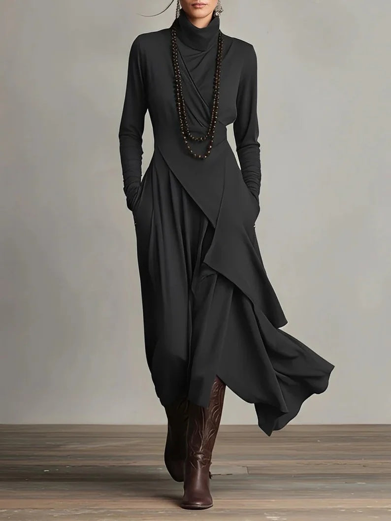 Robe moulante col haut noire, portée en marchant, vue de face