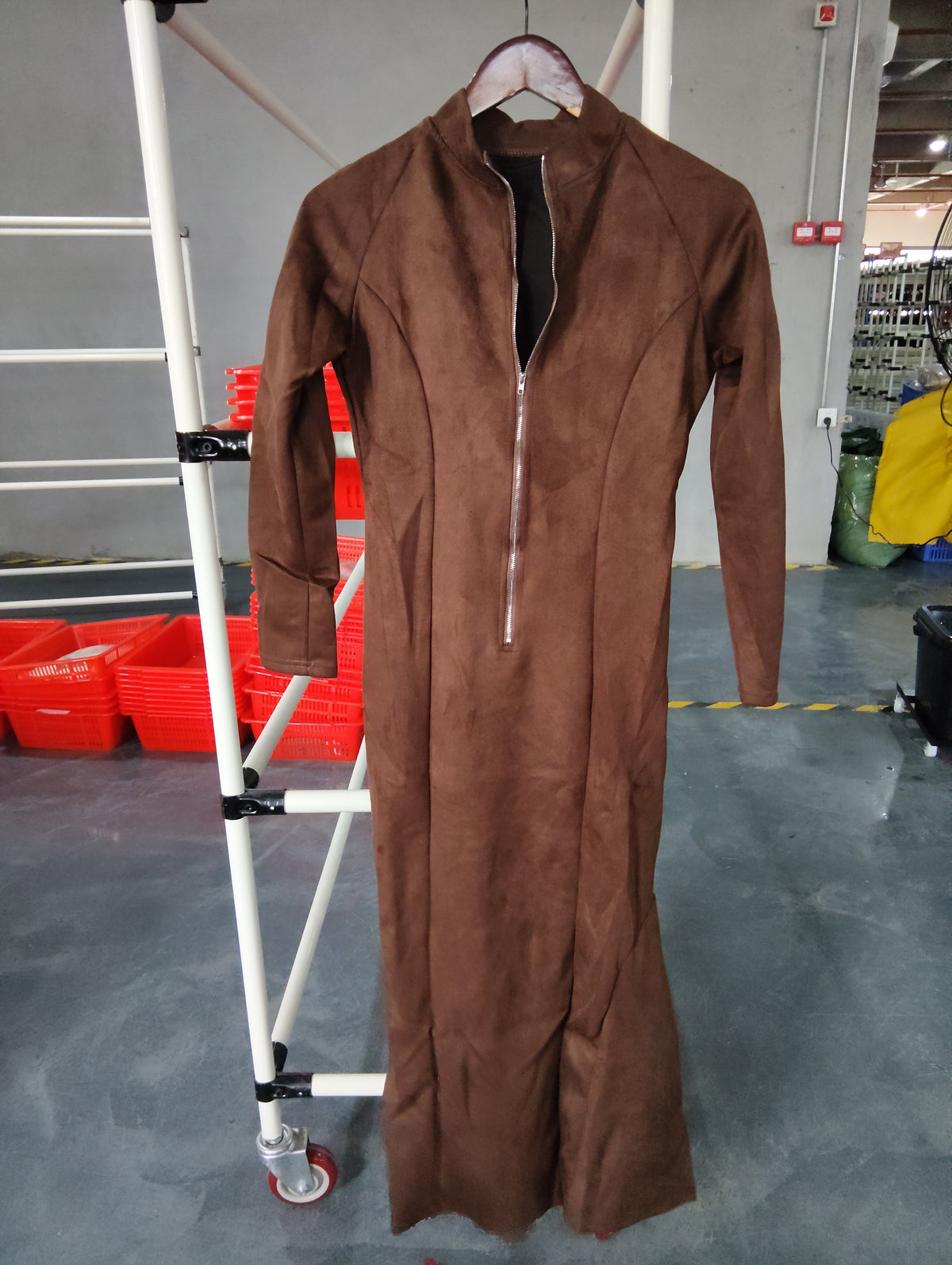 Robe zippée manches longues café, sur cintre, vue de face