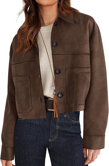 Veste courte en faux suède brun foncé, portée, vue de face