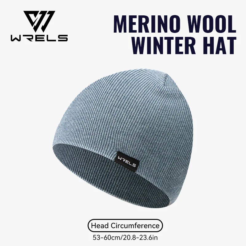 Bonnet d'hiver bleu en mélange mérinos, fond blanc