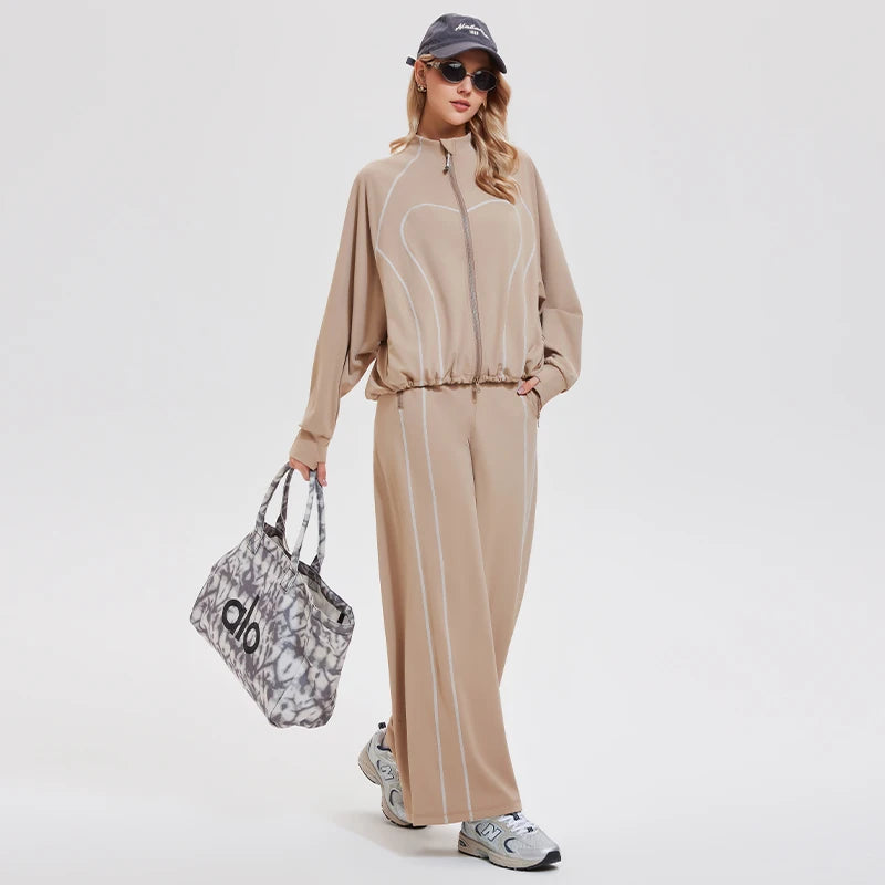 Ensemble détente 2 pièces champagne, veste zippée et pantalon évasé, porté, vue de face