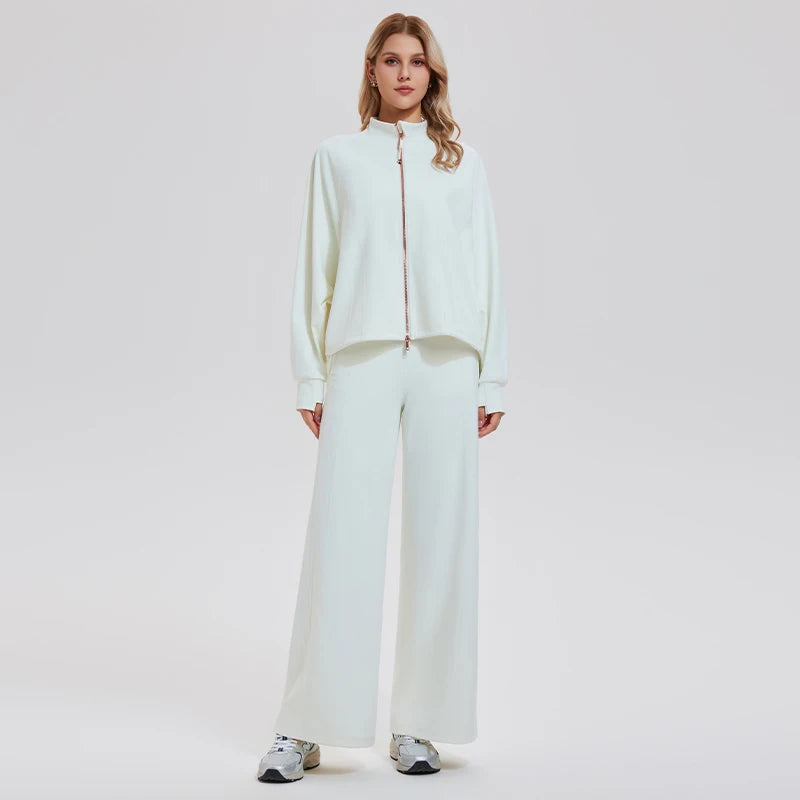 Ensemble détente 2 pièces blanc, veste zippée et pantalon large, porté, vue de face sur fond blanc