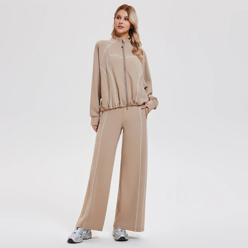 Ensemble détente 2 pièces champagne, veste zippée et pantalon large, porté, vue de face sur fond blanc