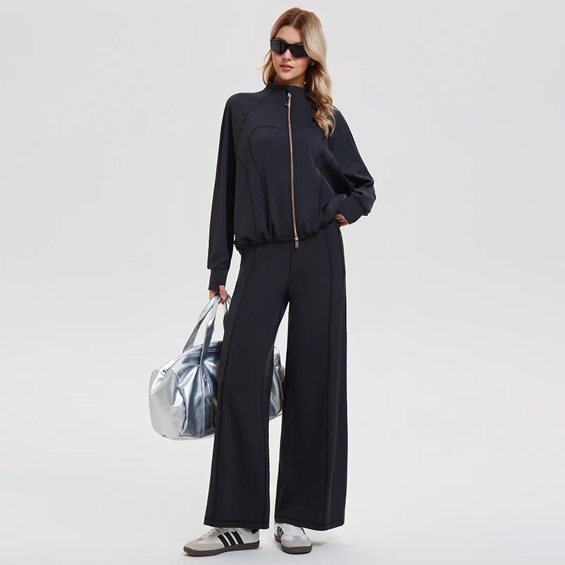Ensemble détente 2 pièces noir, veste zippée et pantalon évasé, porté, vue de face