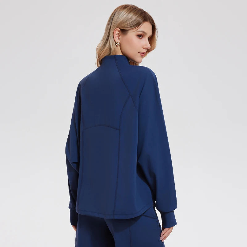 Veste zippée bleu marine de l'ensemble détente, portée, vue de dos
