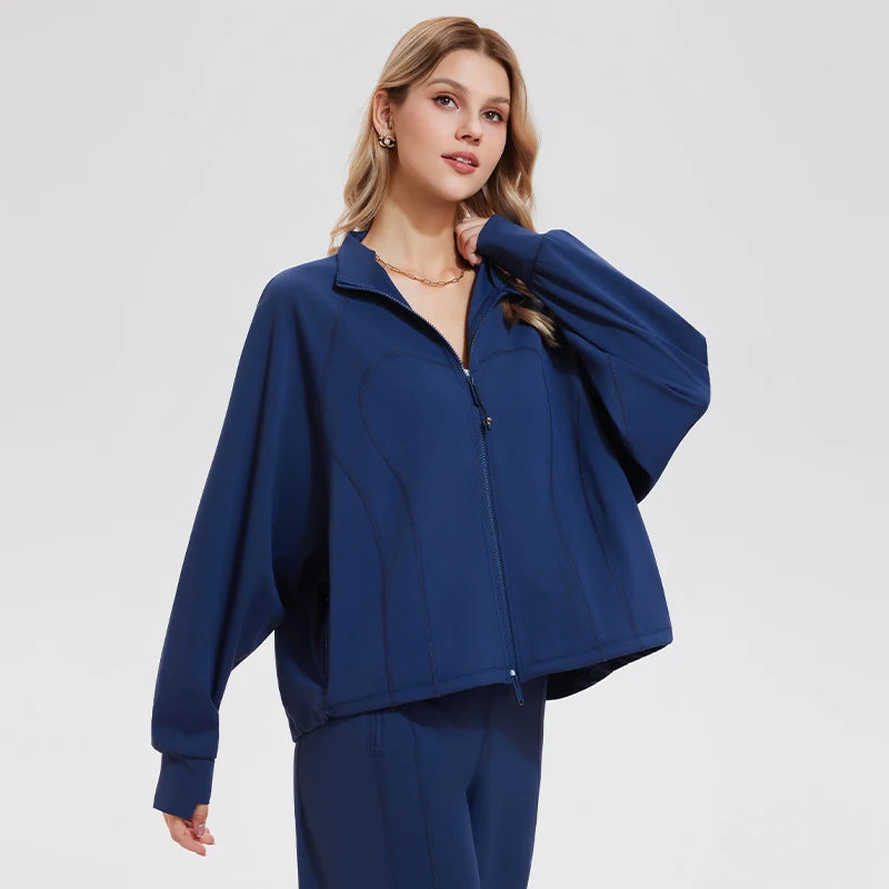 Veste zippée bleu marine de l'ensemble détente, portée, vue de face rapprochée