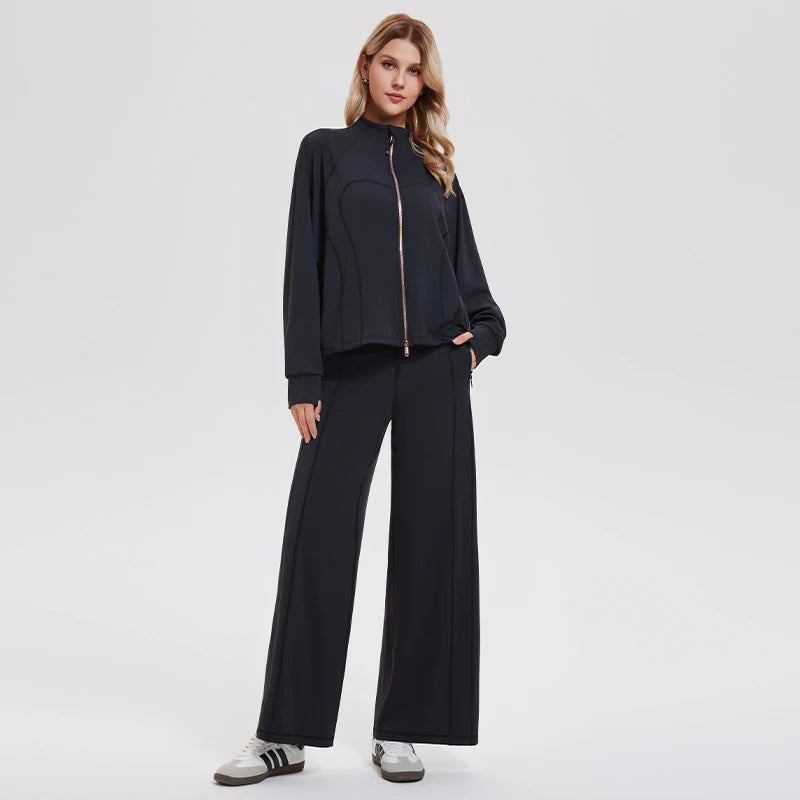 Ensemble détente 2 pièces noir, veste zippée et pantalon large, porté, vue de face sur fond blanc