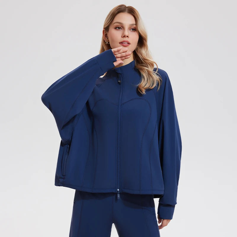 Veste zippée bleu marine de l'ensemble détente, portée, vue de face