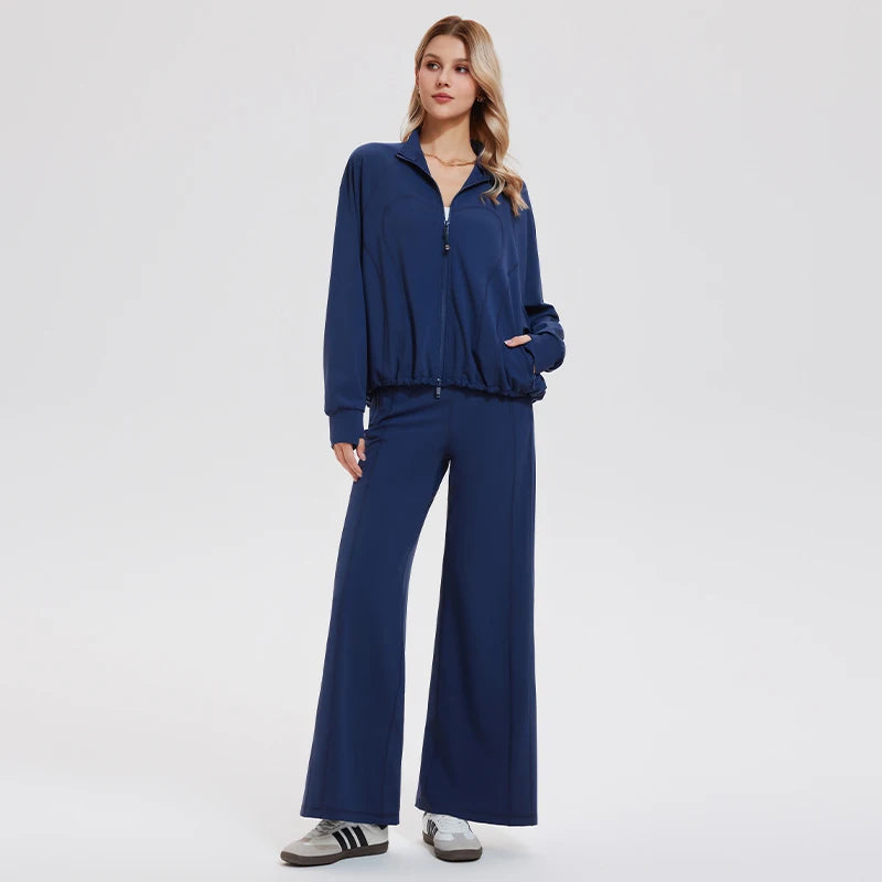 Ensemble détente 2 pièces bleu marine, veste zippée et pantalon large, porté, vue de face sur fond blanc