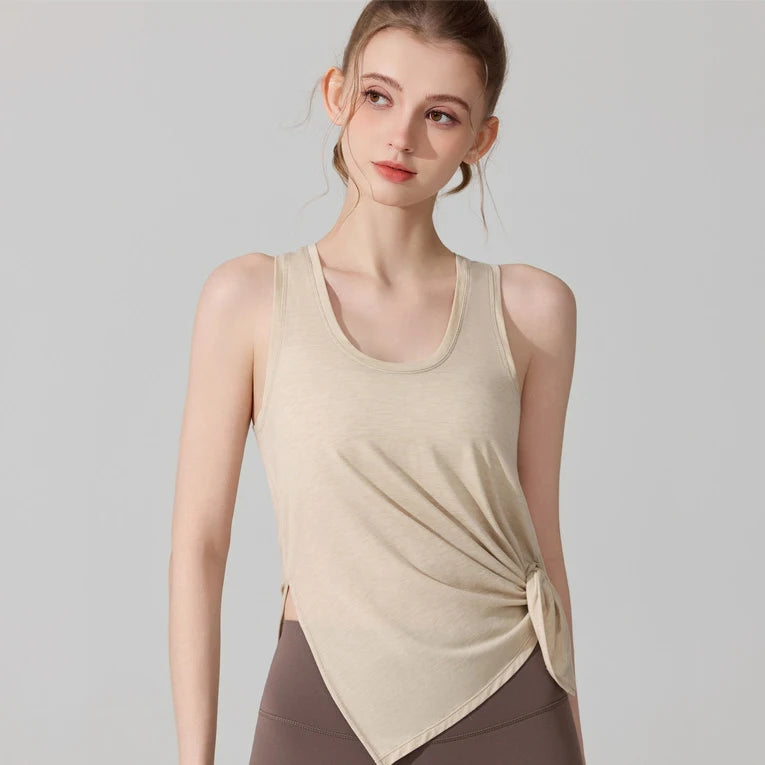 Débardeur de sport en lyocell beige, porté noué sur le côté, vue de face