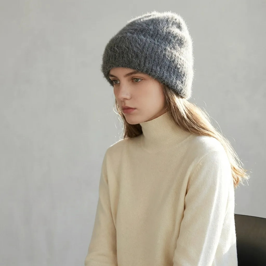 Modèle portant un bonnet gris foncé en alpaga et un col roulé crème