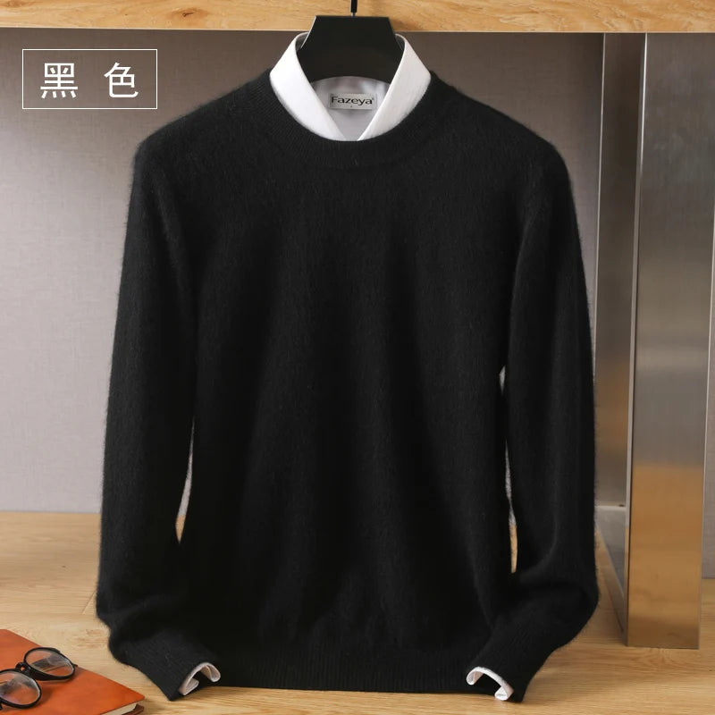 Pull en tricot noir à col rond, sur cintre, vue de face