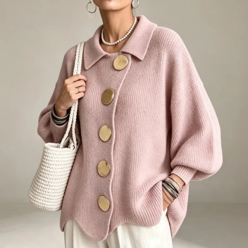 Cardigan en maille rose à gros boutons, porté, vue de face