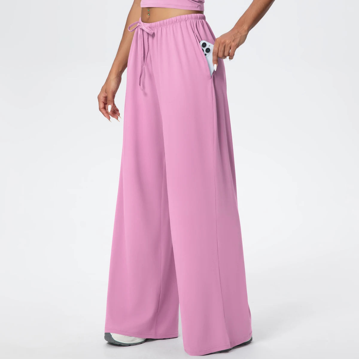 Pantalon de yoga taille haute rose, jambe large à poches, porté, vue de face