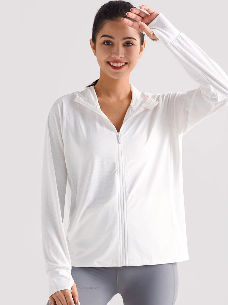 Veste anti-UV blanche à capuche UPF 50+, portée, vue de face, capuche baissée