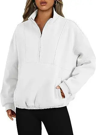 Sweatshirt col montant blanc zippé, porté, vue de face rapprochée
