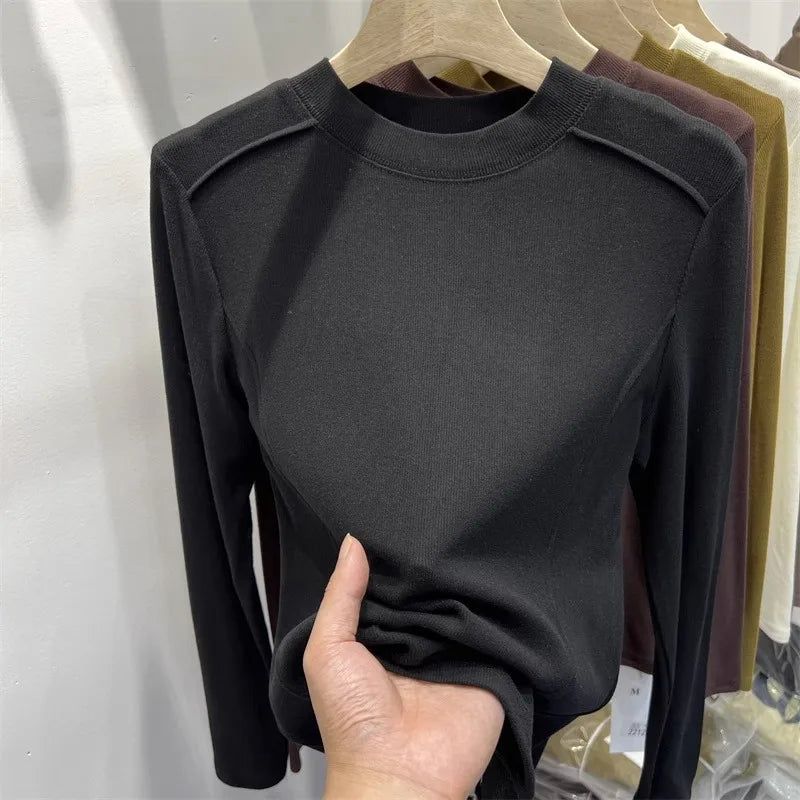 T-shirt polaire noir à manches longues, sur cintre, détail de la matière