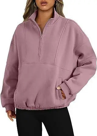 Sweatshirt col montant fuchsia zippé, porté, vue de face rapprochée