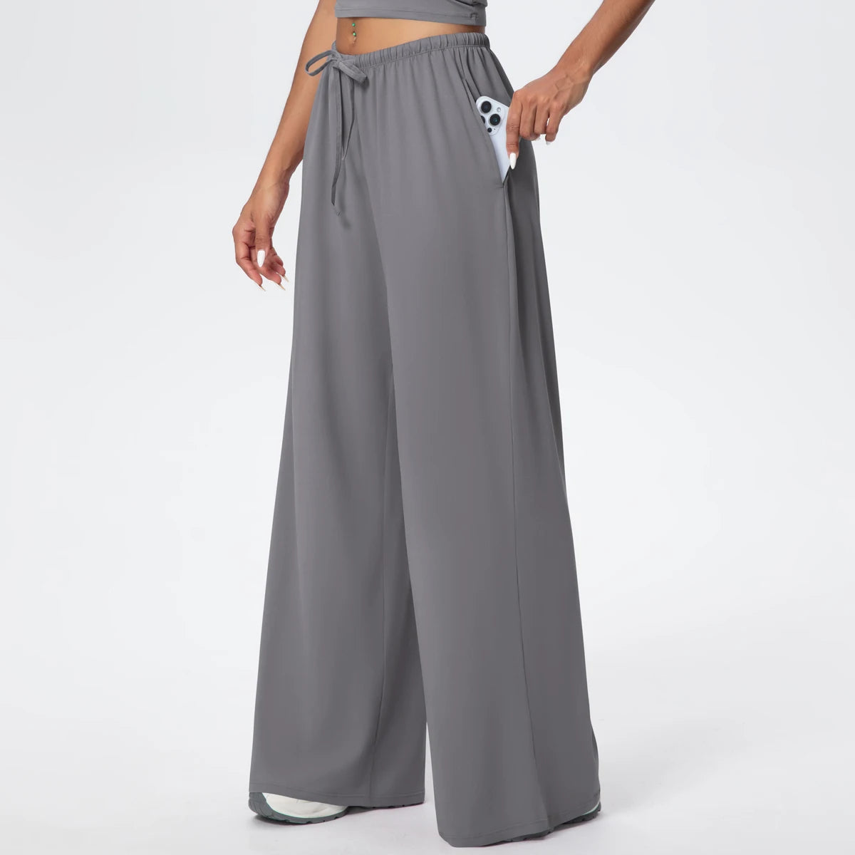 Pantalon de yoga taille haute gris, jambe large à poches, porté, vue de face