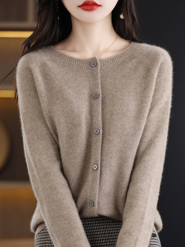 Modèle portant un cardigan taupe en laine mérinos à boutons, vue de face