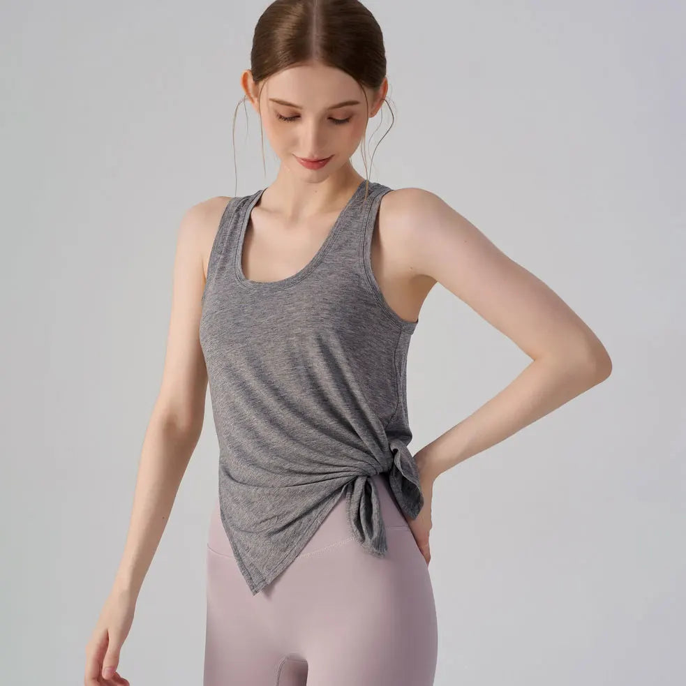 Débardeur de sport en lyocell gris, porté noué sur le côté, vue de face