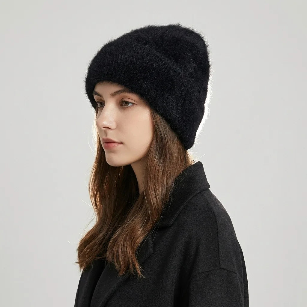 Modèle portant un bonnet noir en alpaga et un manteau noir