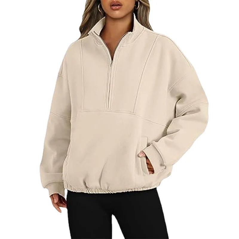 Sweatshirt col montant blanc cassé zippé, porté, vue de face