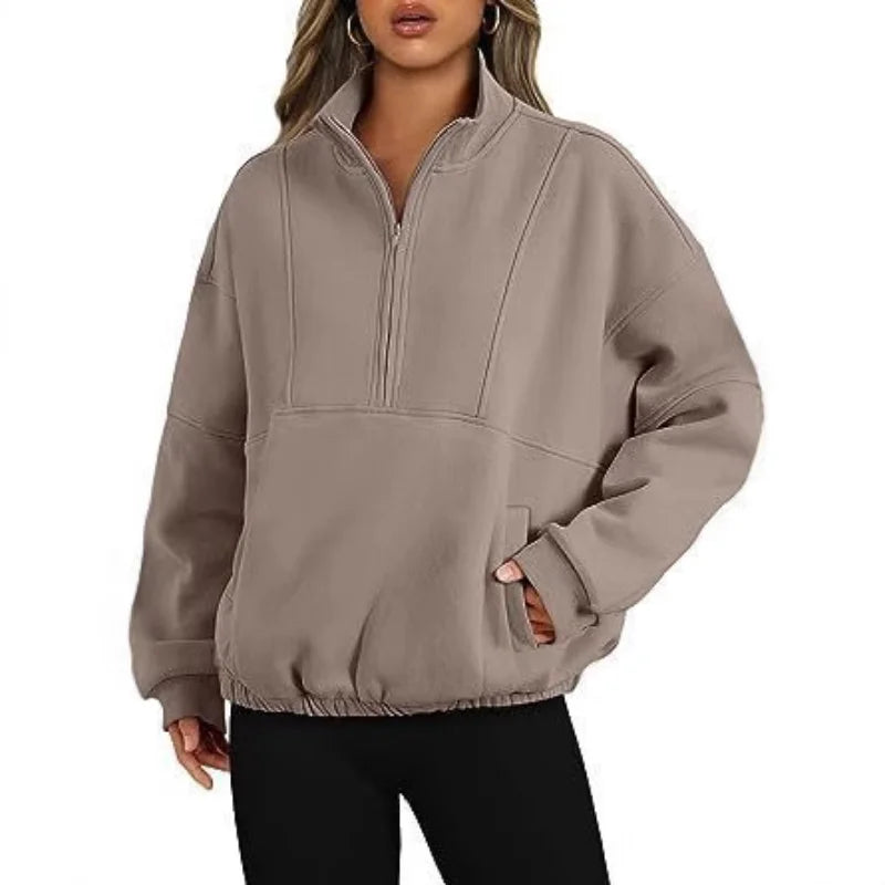 Sweatshirt col montant camel zippé, porté, vue de face