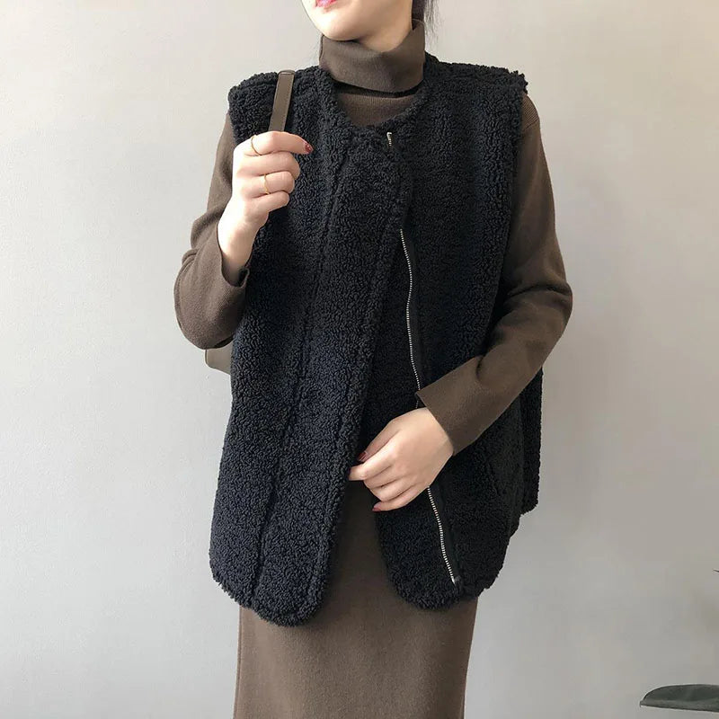 Veste sans manches matelassée noire à doublure sherpa, portée, vue de face