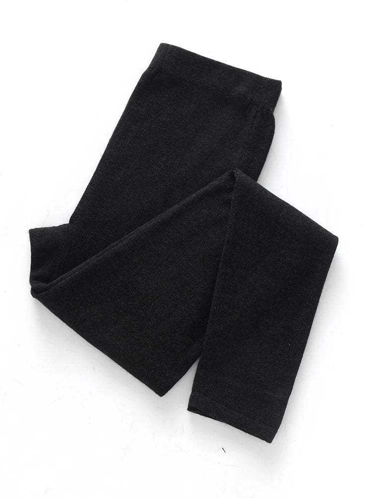 Pantalon en mérinos noir, plié, vue de face