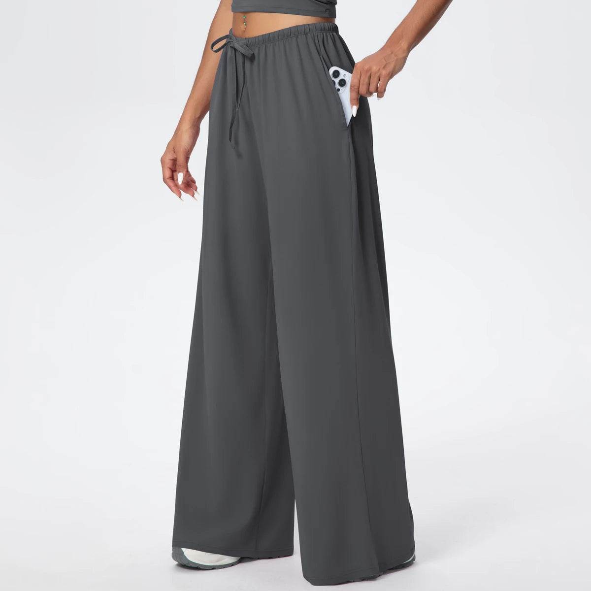 Pantalon de yoga taille haute gris foncé, jambe large à poches, porté, vue de face