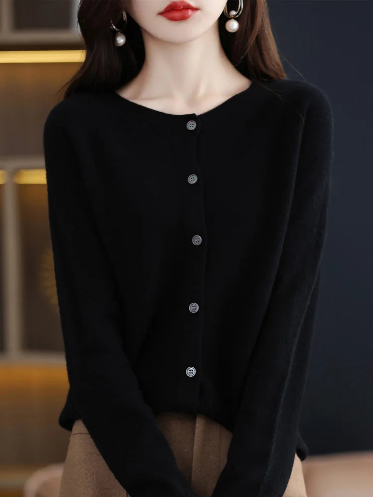 Modèle portant un cardigan noir en laine mérinos à boutons, vue de face