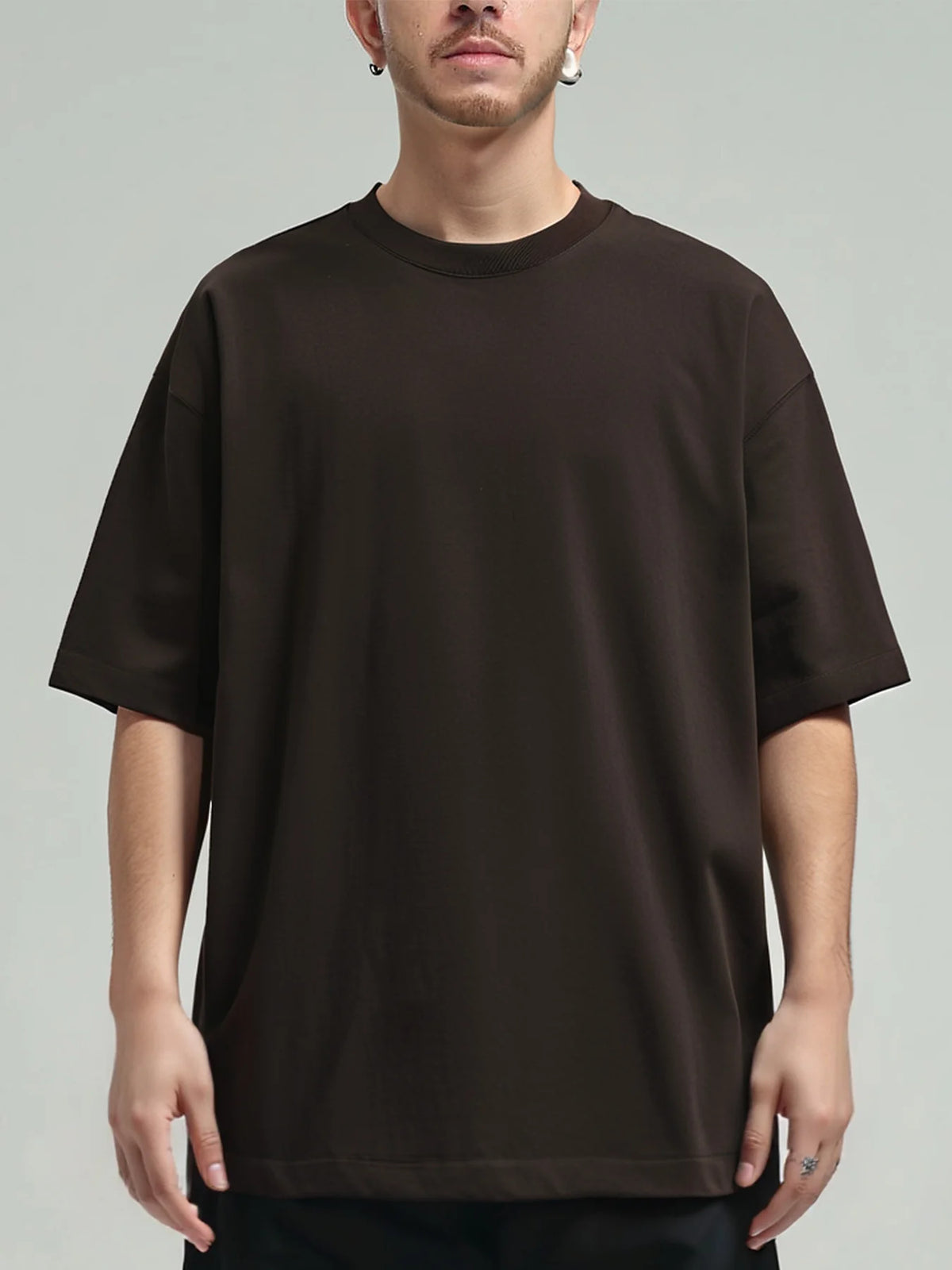 T-shirt café heavyweight en coton 320 g/m², porté, vue de face