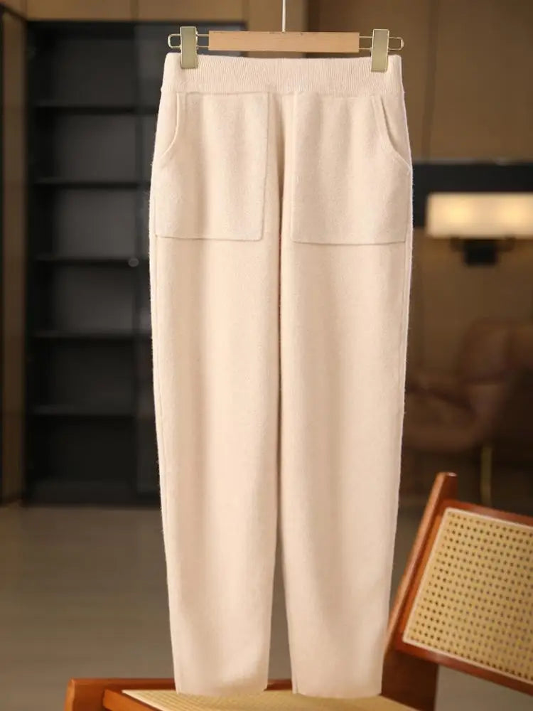 Pantalon en laine mérinos beige à taille élastique, sur cintre, vue de face