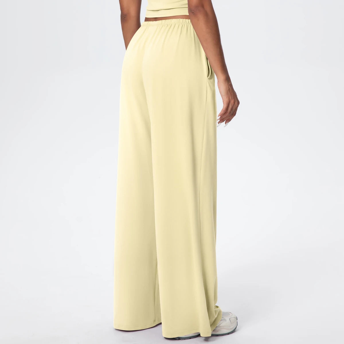 Pantalon de yoga taille haute jaune clair, détail de la jambe large