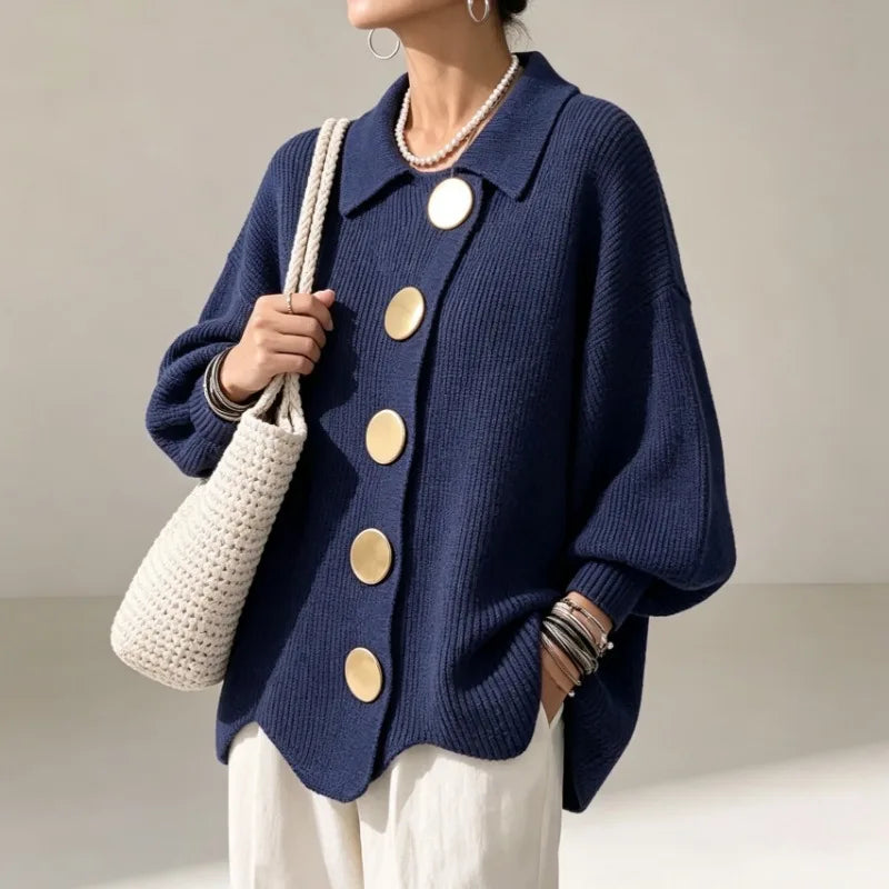 Cardigan en maille bleu marine à gros boutons, porté, vue de face