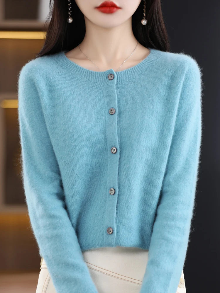 Modèle portant un cardigan bleu ciel en laine mérinos à boutons, vue de face