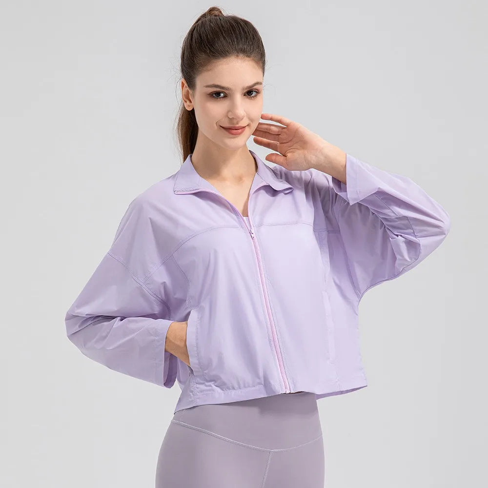 Veste légère anti-UV lavande zippée courte, portée, vue de face sur fond blanc