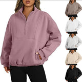 Sweatshirt col montant fuchsia zippé, porté, vue de face
