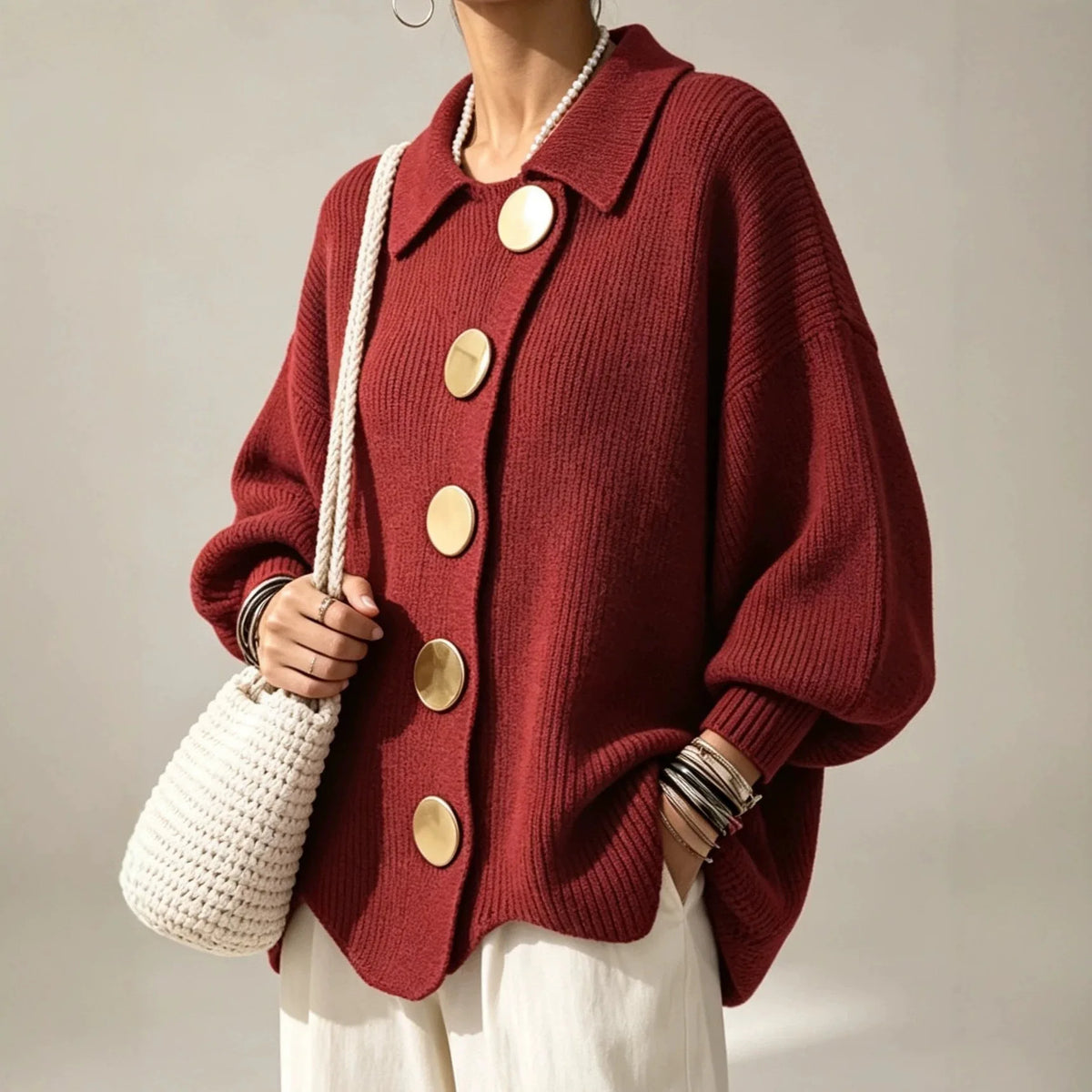 Cardigan en maille bordeaux à gros boutons, porté, vue de face