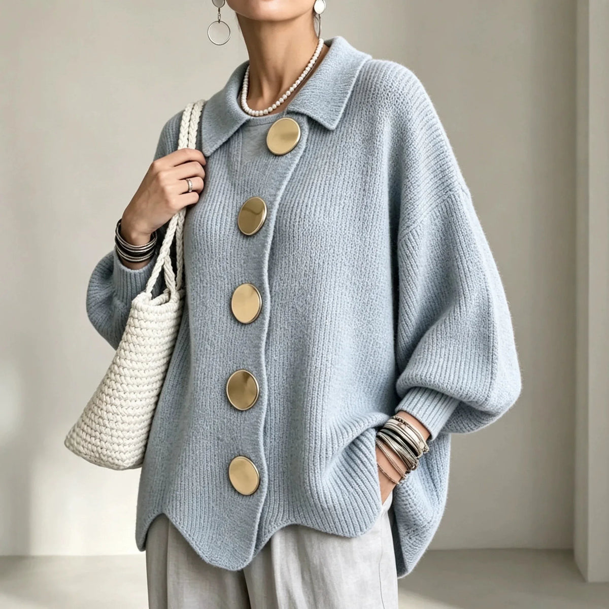Cardigan en maille bleu ciel à gros boutons, porté, vue de face rapprochée