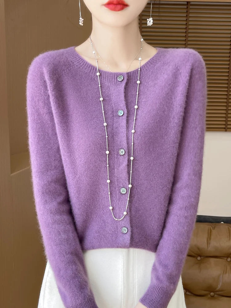 Modèle portant un cardigan violet en laine mérinos à boutons, vue de face