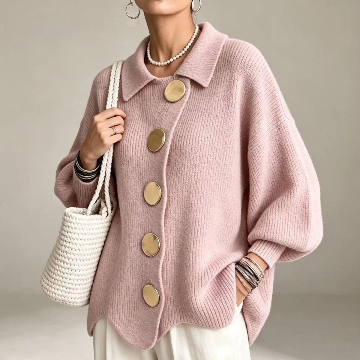 Cardigan en maille rose à gros boutons, porté, vue de face rapprochée