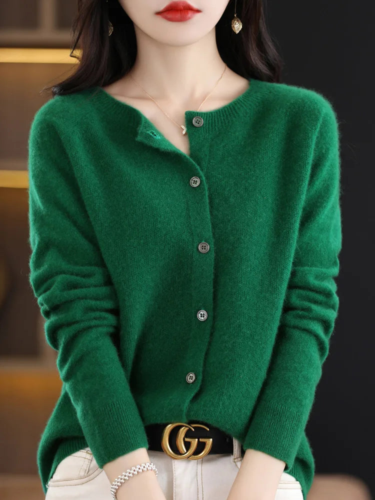 Modèle portant un cardigan vert foncé en laine mérinos à boutons, vue de face