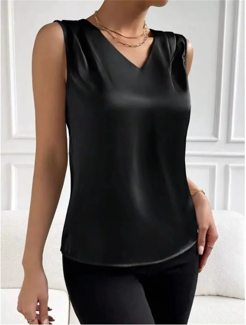 Gilet en maille noir à col V, porté, vue de face rapprochée