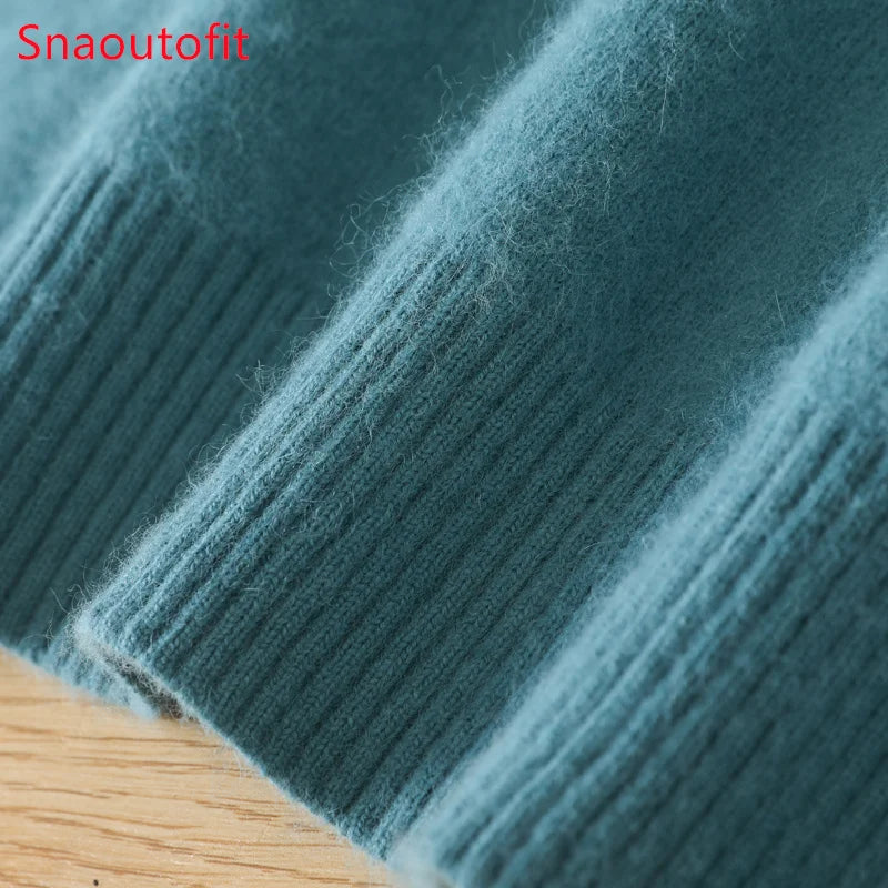 Pull en tricot bleu lac, détail du poignet côtelé