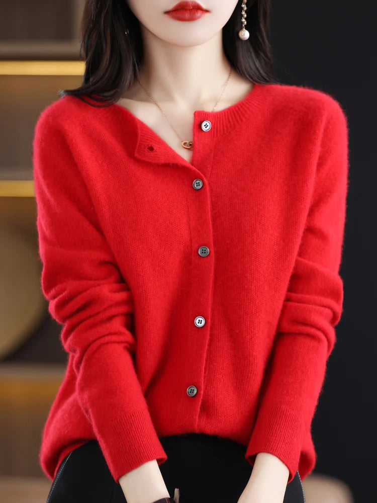 Modèle portant un cardigan rouge en laine mérinos à boutons, vue de face